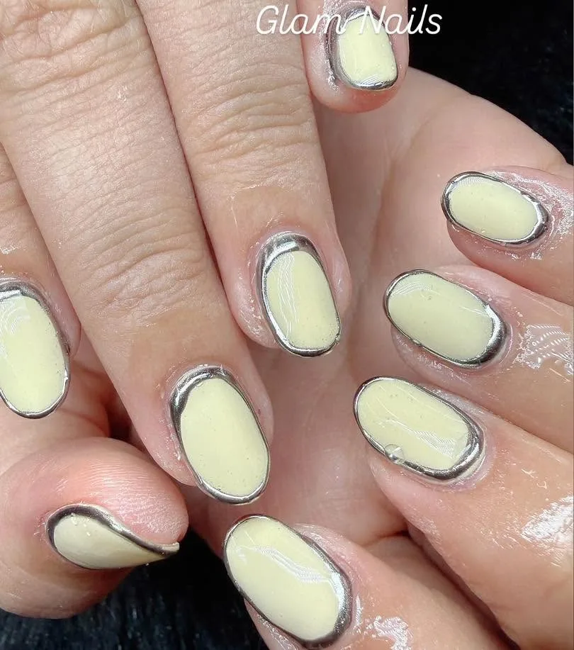 Butter-yellow round nails with silver chrome-rim outline